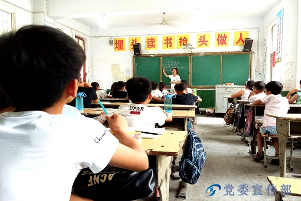 电力学院陈静静同学在为孩子们上课